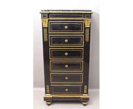 Chiffoniere, Napoleon III. Schwarz gelacktes Holz (Eichenkorpus) mit Bronze-Zierbeschlägen und Fadeneinlagen aus Messing (wen