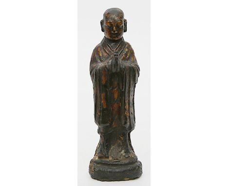 Ming-Skulptur eines betenden Mönches. Dunkel patinierte Bronze mit Resten alter Lackfassung, 646 g. China, 17. Jh. H. 19,5 cm