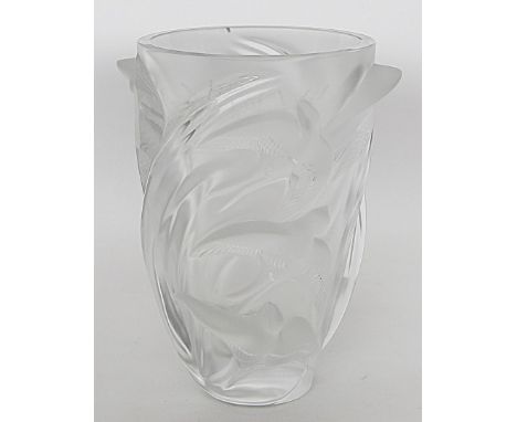 Vase "Martinets", Lalique. Farbloses Kristallglas, teils matt geätzt. Außenwandung mit Vögeln im Halbrelief. Lippe mit kl. Sp