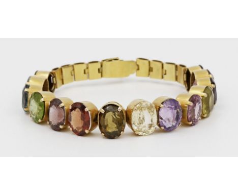 Damenarmband. 18 kt. GG, geprüft, brutto 27,3 g. Besetzt mit unterschiedlichen, überwiegend oval facettierten Farbsteinen, wi