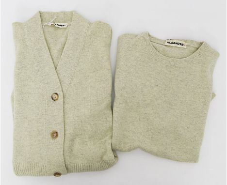 Twinset, Jil Sander. Cashmere-Combi in zartem Grün. Kurzärmeliger Pullover mit Rundhalsausschnitt. Wenig Tragespuren. L. ca. 