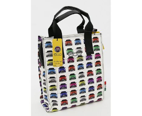 Tasche "FIAT 500", Gabs. Obermaterial Synthetik mit Aufdruck, Multicolor. Zwei kurze Henkel mit künstlichem Leder. Reißversch