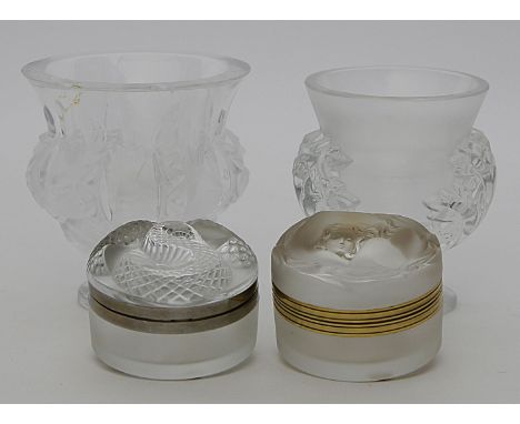 Zwei Dosen und Vase, Lalique. Farbloses Kristallglas, teils matt geätzt. Plastisch reliefierte Deckel mit Mädchenakt und in F