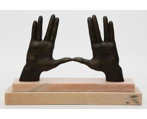Fuchs, Ernst (1930 Wien 2015) "Die Hände der Weisheit". Braun patinierte Bronze, auf re. Hand sign. und Ex. 53/300. Plastik a