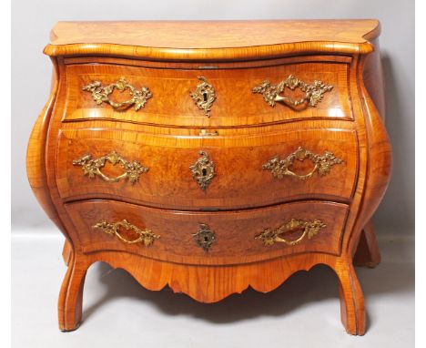Kommode Louis XV. Wurzelholz mit Fadeneinlagen, auf Nadelholz furniert. Bombierter, dreischübiger Korpus mit profilierten Fro
