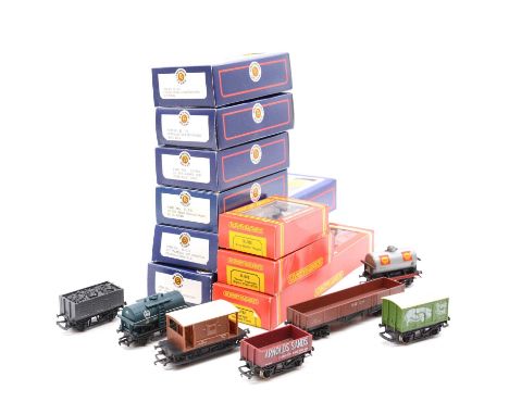 Hornby, Bachmann, and other OO gauge model railway wagons and passenger coaches, sixteen including Hornby ref. R592 Royal Mai