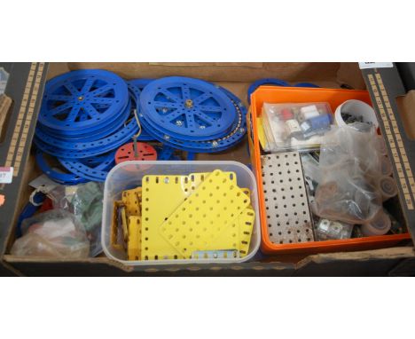 A tray containing a quantity of mainly 1970s and '80s Meccano, to include flat sections, various blue pulley wheels of mixed 