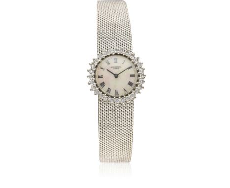 A FINE LADIES 18K SOLID WHITE GOLD & DIAMOND UNIVERSAL GENEVE BRACELET WATCH CIRCA 1970s  D: Mother of pearl dial with Roman 