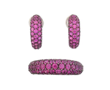 A suite of pink sapphire jewellery, A suite of pink sapphire jewellery, comprising a dress ring and a pair of earrings, each 