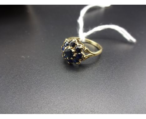 9CT GOLD RING WITH BLUE STONE CLUSTER 2g