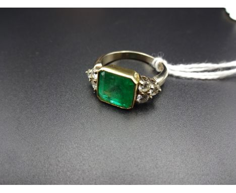 AN 18K GOLD CLUSTER RING WITH SQUARE EMERALD WITH 3 DIAMONDS ON EACH SHOULDER 7.4g