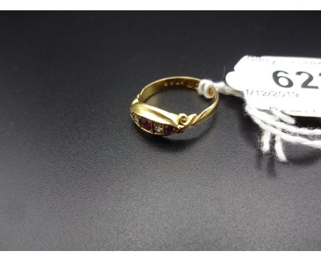 18K GOLD RING WITH RED AND WHITE STONES 2.7g