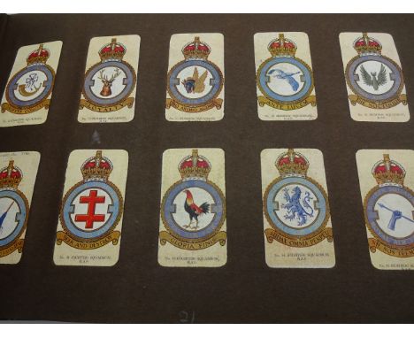 FOLDER OF VINTAGE CIGARETTE / TEA CARDS INCLUDING PLAYERS, DE RESZKE , ORIENTAL, MILITARY ETC