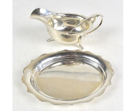 VINERS LTD; a George VI hallmarked silver sauce boat, stand and ladle, Sheffield 1950, fitted in original case, approx 8.5ozt