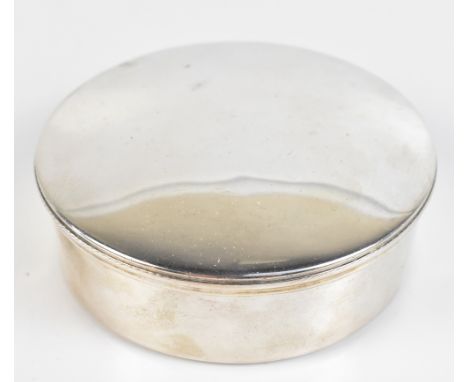 An Irish George IV hallmarked silver circular shallow lidded box and cover with gilt washed interior and plain cover, Dublin 