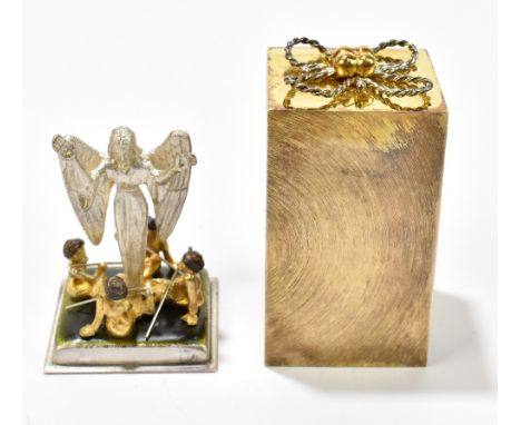 STUART DEVLIN; an Elizabeth II hallmarked silver gilt novelty gift box, the cover enclosing an angel and shepherds, London 19
