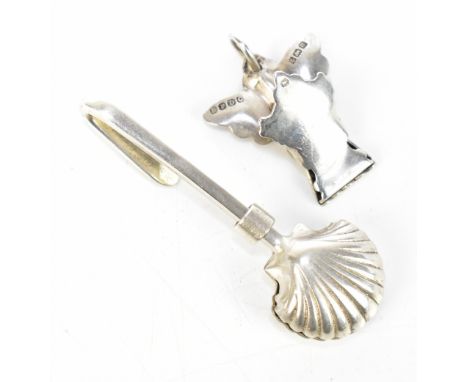 HARRISON BROTHERS &amp; HOWSON LTD; an Elizabeth II hallmarked silver scallop moulded napkin clip, London 2007, length 5.4cm,