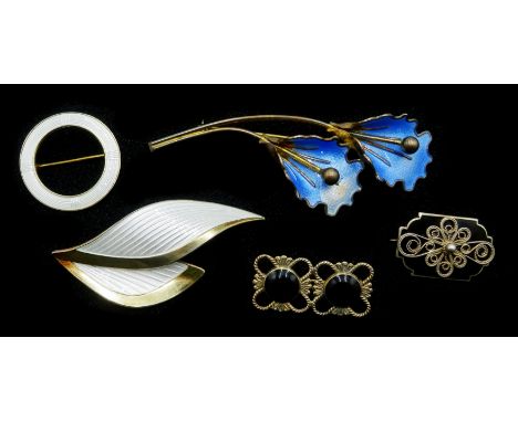 Norwegian silver and enamel brooches including circular and flower spray brooches by Aksel Holmsen, leaf design brooch stampe
