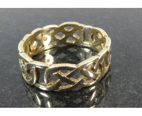 A 9ct Gold Ring, 4.6g 