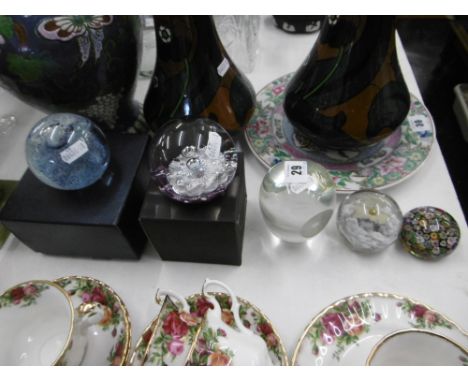 FIVE ASSORTED PAPERWEIGHTS INCLUDING CAITHNESS, BACCARAT AND WHITEFRIARS