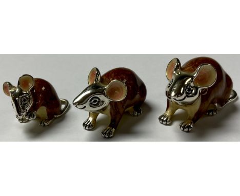 A family of three sterling silver and enamel mice, by JDJ, hallmarked for 2000, marked 925, the largest 4cm wide 