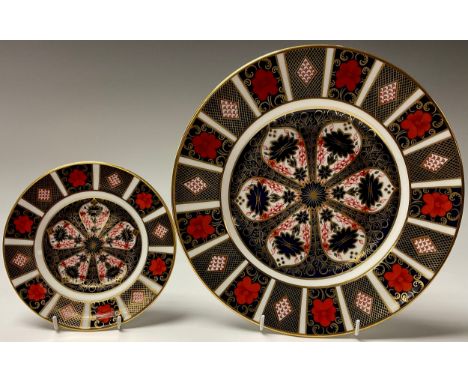 A Royal Crown Derby Imari palette 1128 pattern dinner plate, first quality; an 1128 tea plate, second quality (2) 