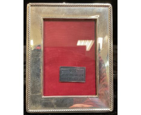 An Elizabeth II silver rectangular easel photograph frame, 12cm x 9cm, Sheffield 2001 
