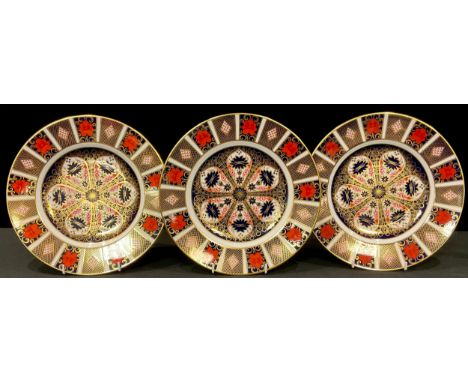 A Royal Crown Derby 1128 pattern plate, 27cm diameter, first quality; a pair of 1128 pattern plates, 27cm diameter, second qu