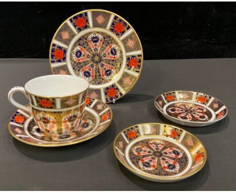 A Royal Crown Derby Imari palette 1128 pattern teacup and saucer, seconds; an 1128 tea plate, 16cm and a pair of 1128 trinket