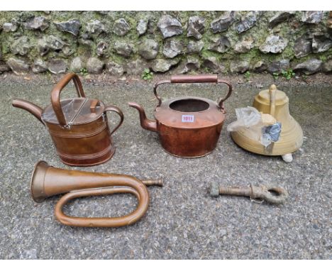A small quantity of metalware, to include a bugle. 