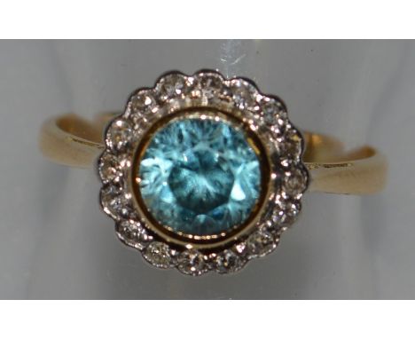 A GOOD 18CT YELLOW GOLD, AQUAMARINE AND DIAMOND CLUSTER RING.