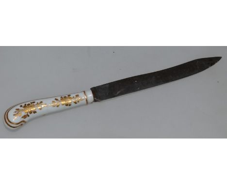 AN 18TH CENTURY DOCCIA PORCELAIN KNIFE HANDLE with ornate gilt floral decoration having a steel blade.