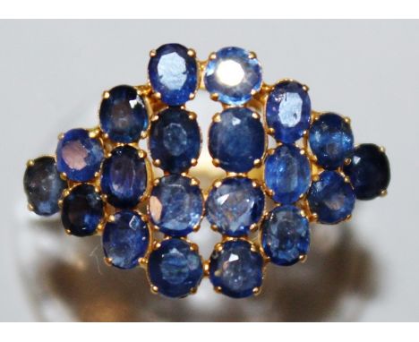 A 22CT YELLOW GOLD SAPPHIRE RING.