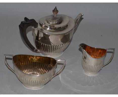 AN ELKINGTON & CO SEMI FLUTED THREE PIECE TEA SET.