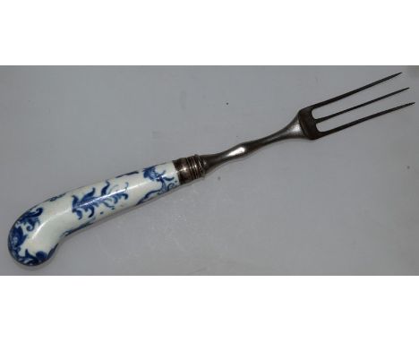 AN 18TH CENTURY WORCESTER UNDER-GLAZE BLUE FORK, painted with trailing flowers.