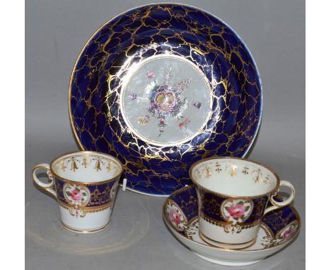 AN EARLY 19TH CENTURY CHAMBERLAIN WORCESTER SAUCER DISH painted with a large spray of flowers, under a blue and cracked ice g