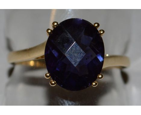 A 9CT GOLD 3.5CT BENGAL IOLITE SINGLE STONE RING.