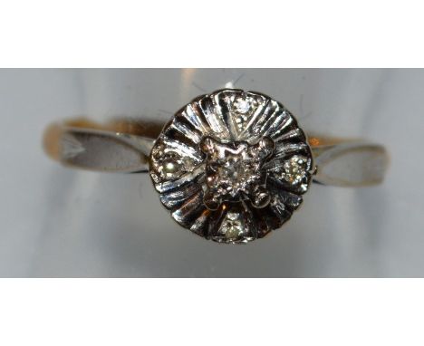 AN 18CT YELLOW GOLD PLATINUM DIAMOND SET CLUSTER RING.