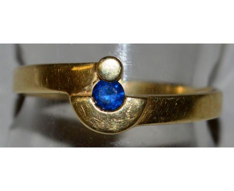 A 9CT GOLD SAPPHIRE SET RING.