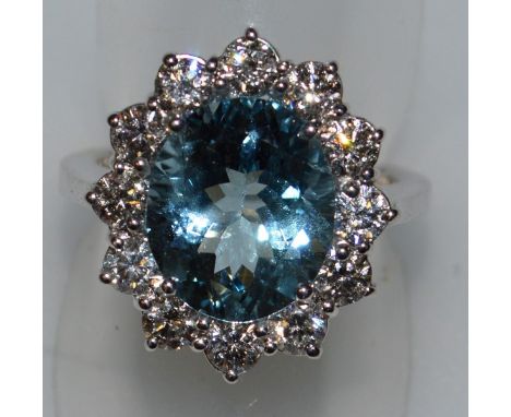 A GOOD AQUAMARINE AND DIAMOND CLUSTER RING, approx. 7/8cts, set in 18ct white gold.