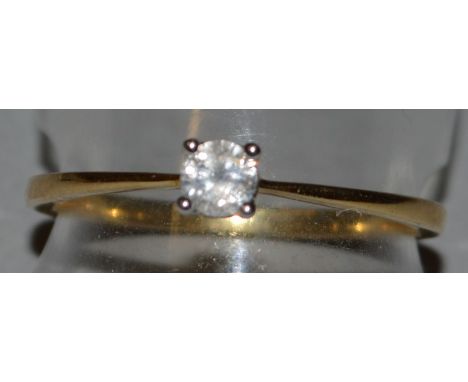 A 9CT GOLD DIAMOND SOLITAIRE RING.