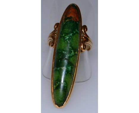 A LONG JADE 14K YELLOW GOLD RING.