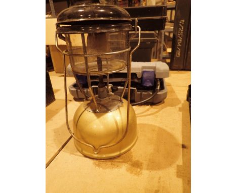 Hurricane lamp in gold and black