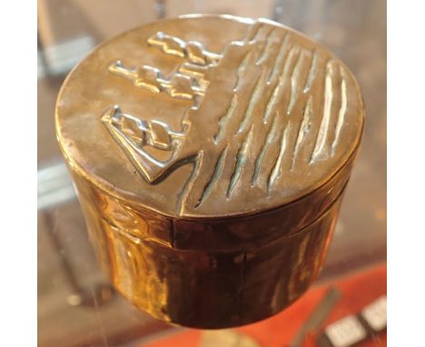 Vintage brass pot with sailing ship decorated lid D: 7 cm 