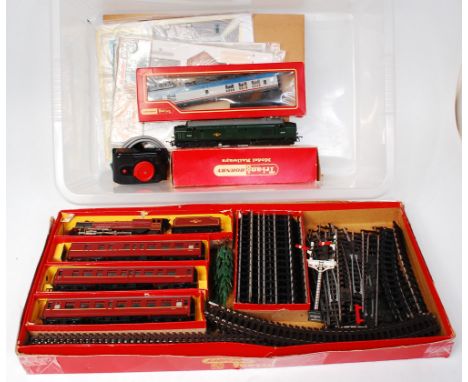 A Triang RS2 set box outer containing 'Princess Royal' engine and tender 3 medium length coaches (G) quantity of series 3 and