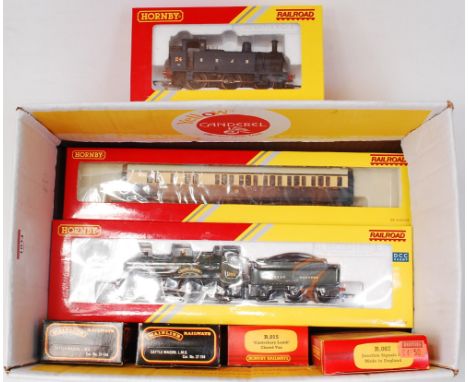 Hornby Railroad R3277 GWR 'County of Devon' engine and tender, 2x R4523 and R4524 GWR coaches (NM-BNM), R015 wagons (G-BG), R