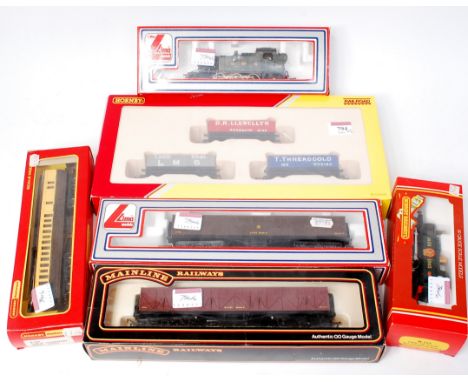 A lot of mixed make items, Hornby R6482 wagon pack (M-GM), R173, GWR150 0-4-0 tank engine (G-BG), R333 clerestory brake coach