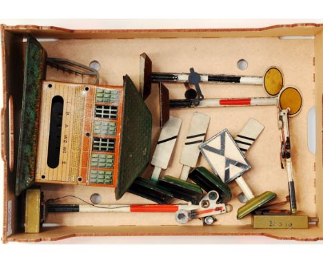 A small tray of Marklin accessories including 4x signals, 4x distance markers, and a Bing signal cabin, all (G)