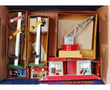 A small tray of postwar Hornby accessories including Platform Crane (VG-BG), No. 2 distant single arm signal (VG-BG), No. 2 d