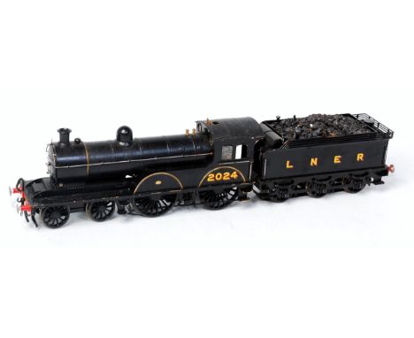 LNER black 4-4-0 engine No. 2024 with connected 6 wheel tender with skate pickup - some chips to paintwork (G)